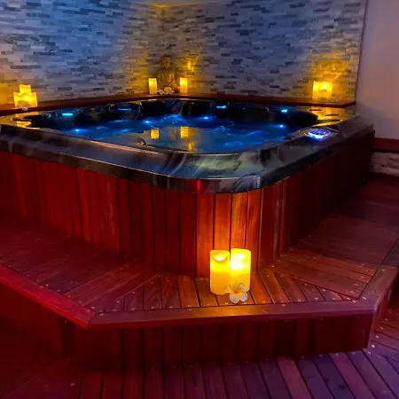 Апартаменты Jacuzzi Sauna Privatif Illimite